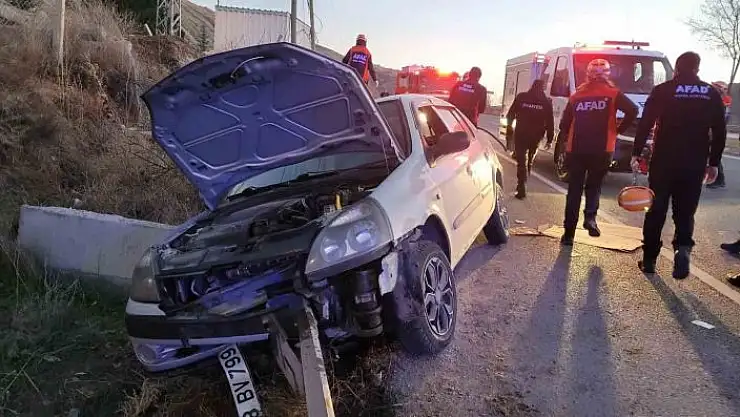 'Otomobil yoldan çıkıp bariyere çarptı: 4 yaralı'