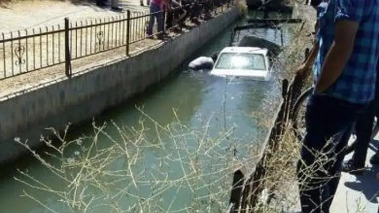 Otomobil Sulama Kanalına Uçtu: Dört Yaralı