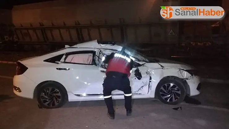 Otomobile tren çarptı