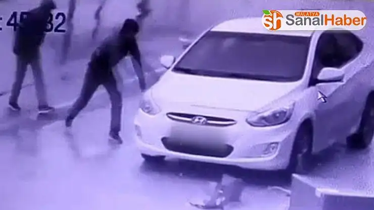 Otomobilin  camını taşla kırıp, böyle soydular