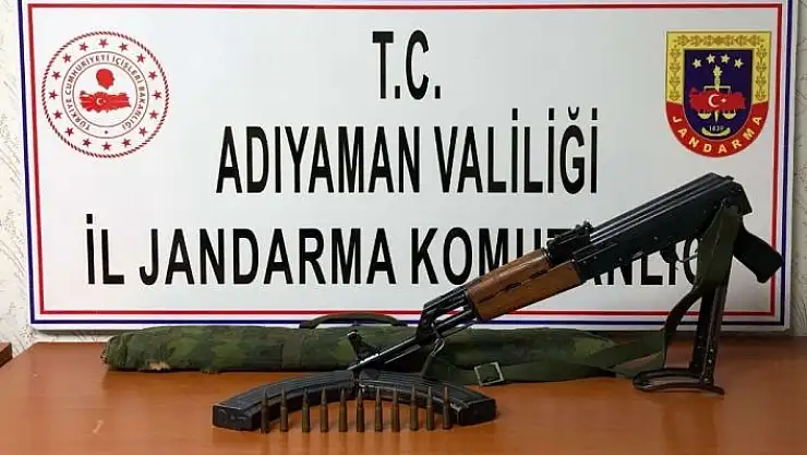 'Otomobilin kaputunda kaleşnikof silah ele geçirildi'