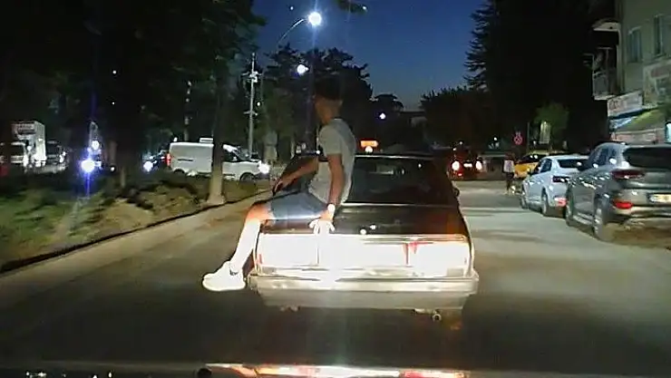 'Otomobilin üzerinde tehlikeli yolculuk kamerada'
