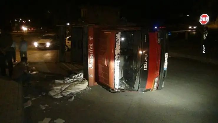 'Otomobille çarpışan kamyonet devrildi: 2 yaralı'