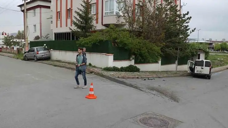 'Otomobille hafif ticari çarpıştı: 2 kişi yaralandı'