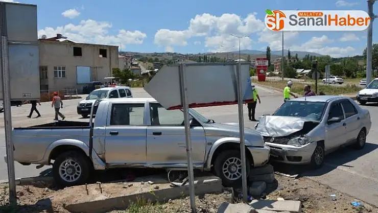 Otomobille, kamyonet çarpıştı: 8 Yaralı