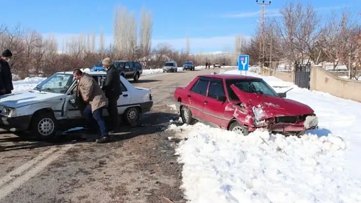 'Otomobiller çarpıştı : 3 yaralı'
