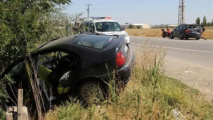 'Otomobiller çarpıştı, biri bahçeye daldı: 4 yaralı'