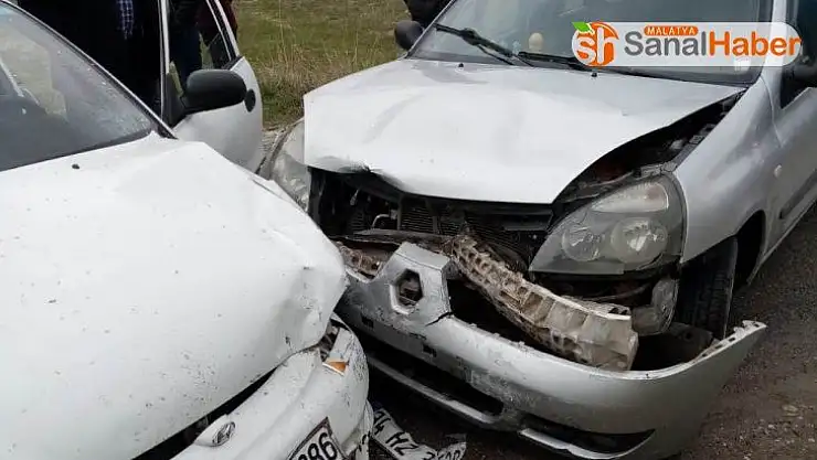 Malatya'da Otomobiller kafa kafaya çarpıştı 2 yaralı