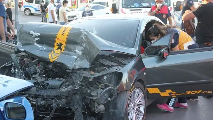 'Otomobiller kafa kafaya çarpıştı: 3 yaralı'