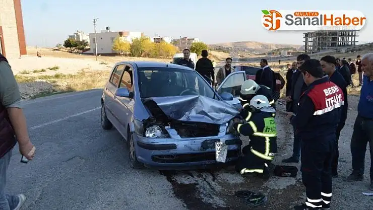 Otomobiller kafa kafaya çarpıştı