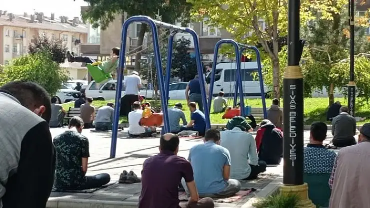 'Oyun parkında başlayan namaz salıncakta bitti'