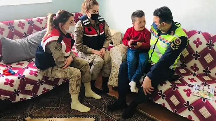 'Özel çocuklara jandarmadan hediye'