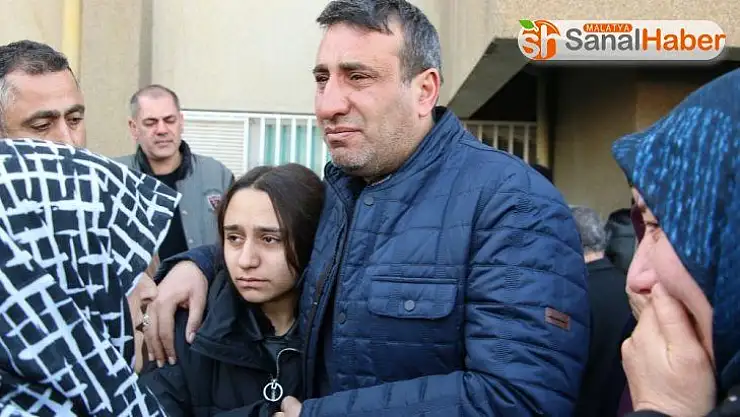 Elini tutamadığı için oğlu ölen baba kızının elini bırakmadı
