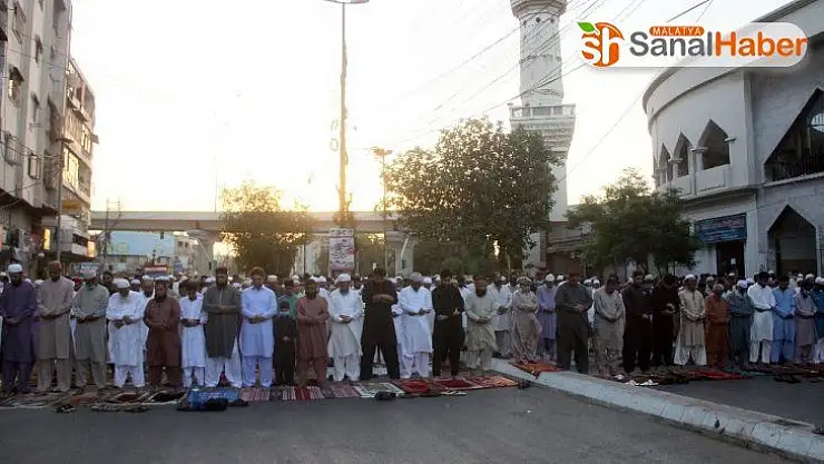 Pakistan'da bayram namazı sosyal mesafesiz kılındı