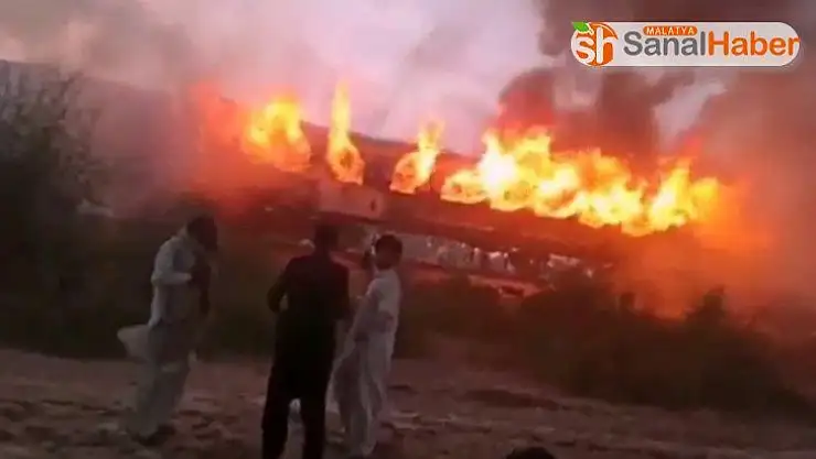 Pakistan'da bir yolcu treninde çıkan yangında 62 kişi hayatını kaybetti.