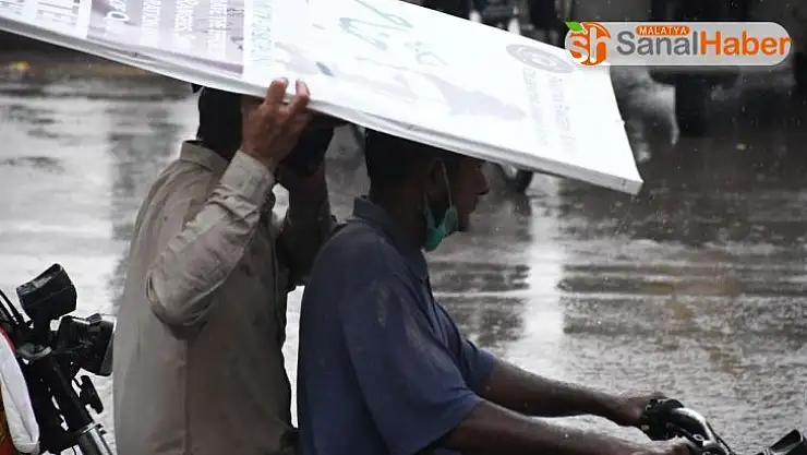 Pakistan'da şiddetli yağışlar sırasında elektrik akımına kapılan 7 kişi öldü