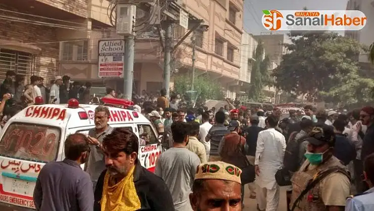 Pakistan'da yolcu uçağı yerleşim alanına düştü