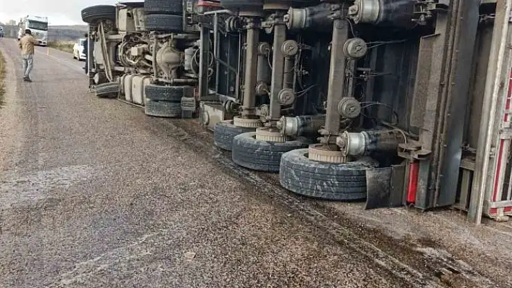 'Pancar yüklü tır devrildi, sürücüsü yaralandı'