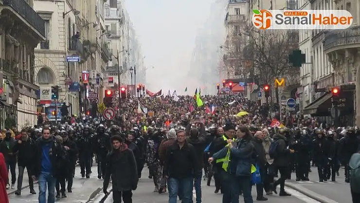 Paris'te emeklilik reformu karşıtı gösteri