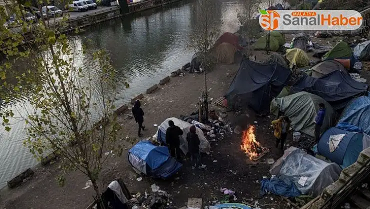Paris'te yüzlerce düzensiz göçmen Covid-19 salgınının darbesini yaşıyor