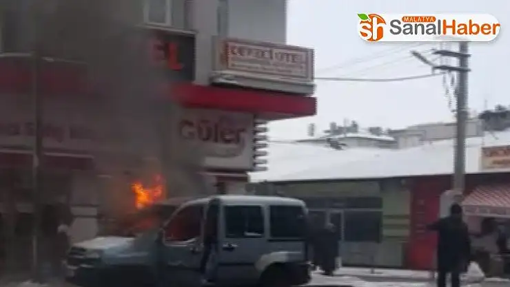 Park halindeki hafif ticari araç alev alev yandı