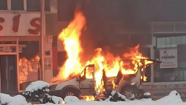 'Park halindeki kamyonet yandı'