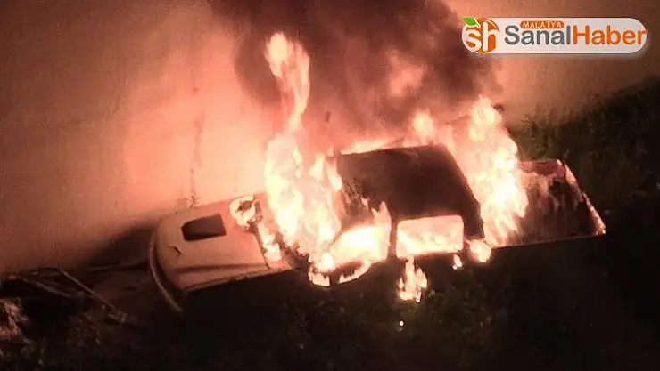 Park halindeki pikap alev alev yandı