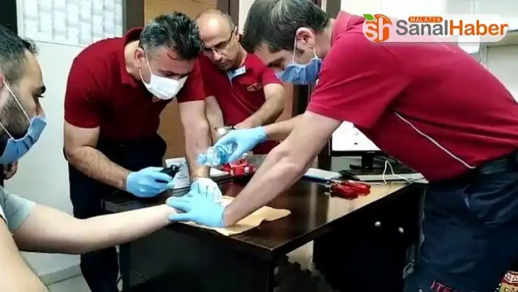 Parmağın sıkıştığı yüzüğü itfaiye ekipleri çıkarttı
