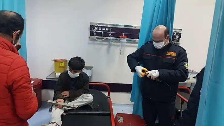 'Parmağının sıkıştığı demir parçasıyla birlikte hastaneye kaldırıldı'