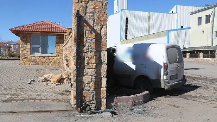 'Patlayan bahçe duvarı kazanın şiddetini ortaya koydu, kaza anı güvenlik kamerasında'