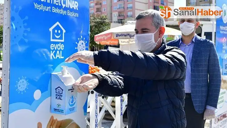 Başkan Çınar Pazarda Maske dağıttı