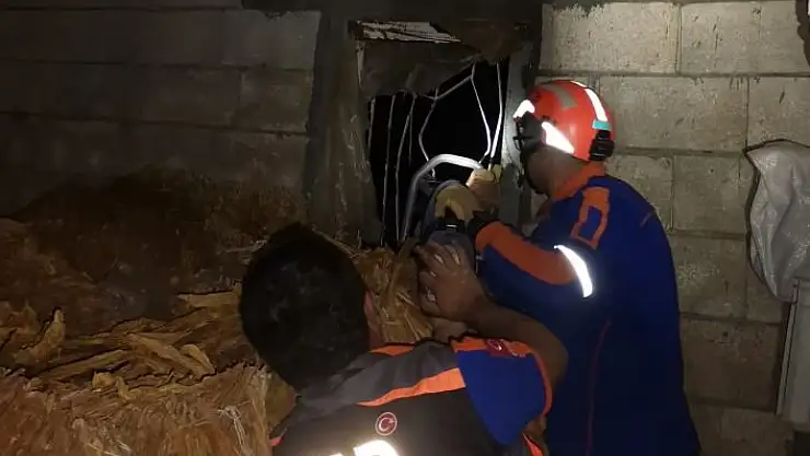 'Pencere korkuluklarına sıkışan köpeği AFAD kurtardı'