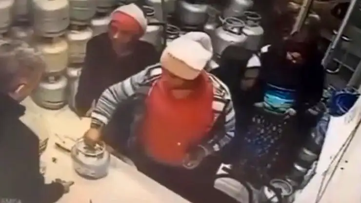 'Piknik tüpünü saniyeler içerisinde eteğinin altına sokup böyle çaldı'