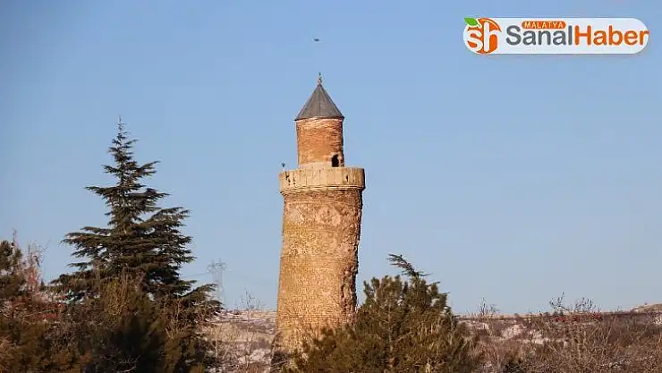 Pisa kulesinden daha fazla eğik olan minare, depremden etkilenmedi