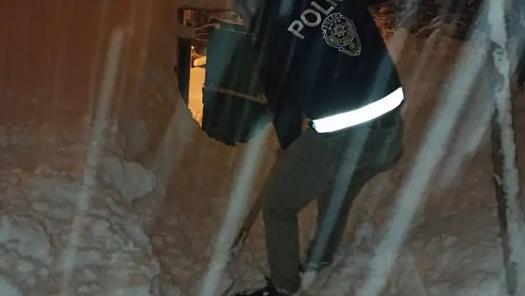 'Polis, yaşlı çiftin ihtiyaçlarını karşılayarak yolunu temizledi'