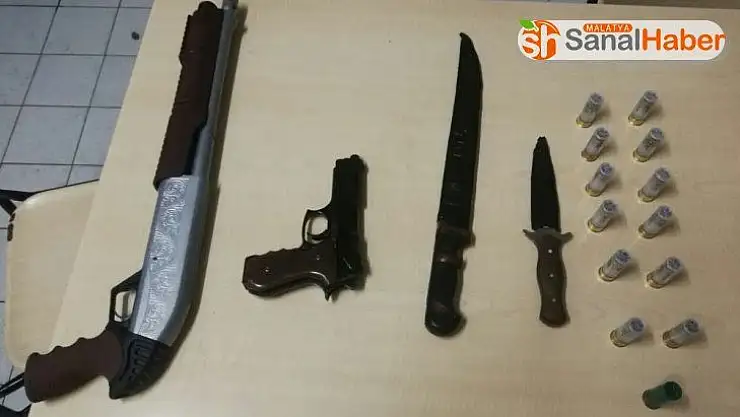 Polisin durdurduğu şüpheli araçtan tüfek ve kesici aletler çıktı