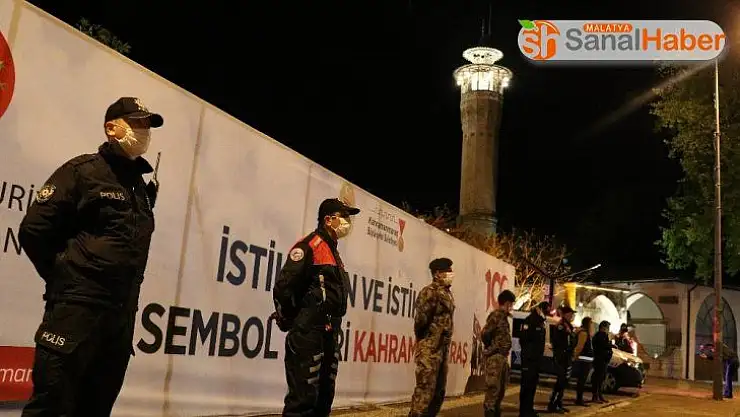 Polisler hep birlikte İstiklal Marşı okudu