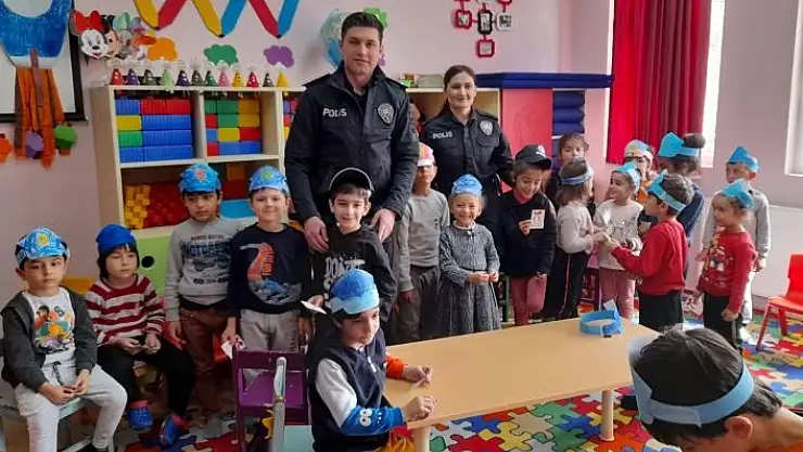 'Polisler, minik öğrencilere hediyeler dağıttı'