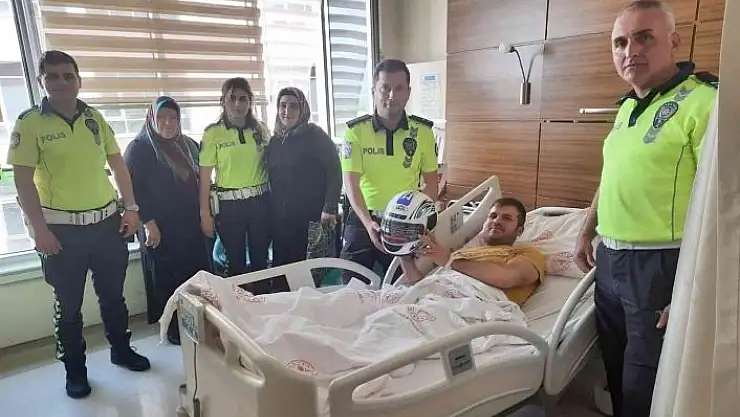'Polisler, tedavi gören kazazedeye kask hediye etti'