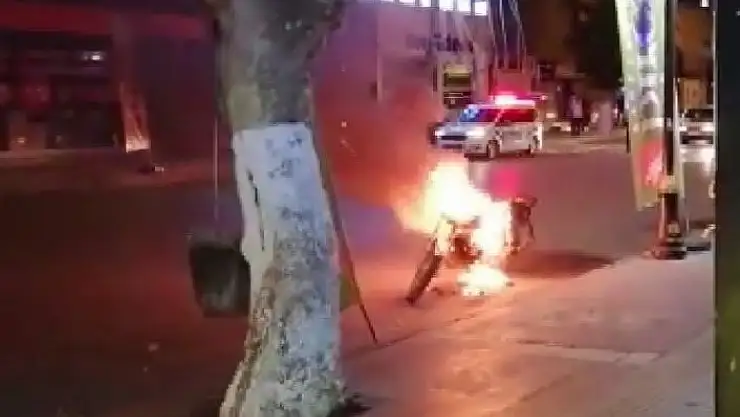 'Polislere kızıp motosikletini ateşe verdi'