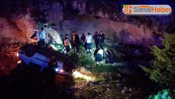 Polisten kaçan otomobil şarampole yuvarlandı: 3 yaralı