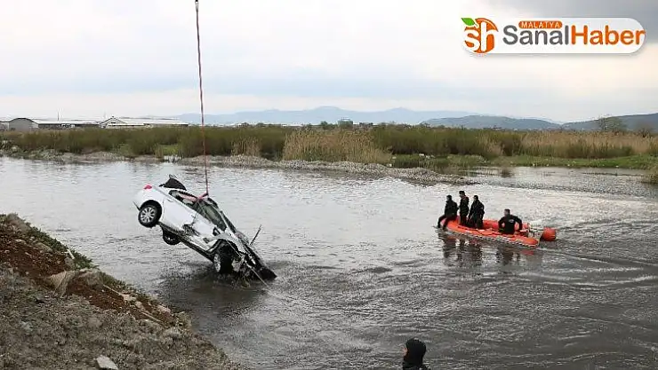 Polisten kaçarken suya düşen otomobilde şüphelinin cesedine ulaşıldı