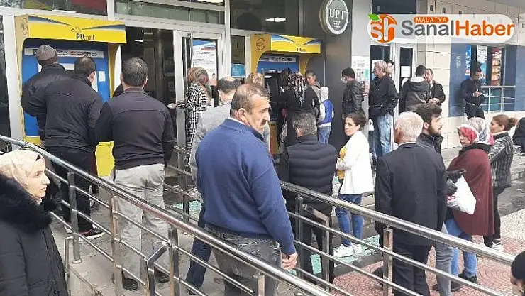 Polisten kalabalığa megafonlu 'mesafeli kal' uyarısı