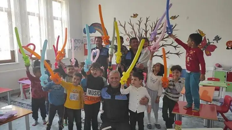 'Polisten öğrencilere hediye'