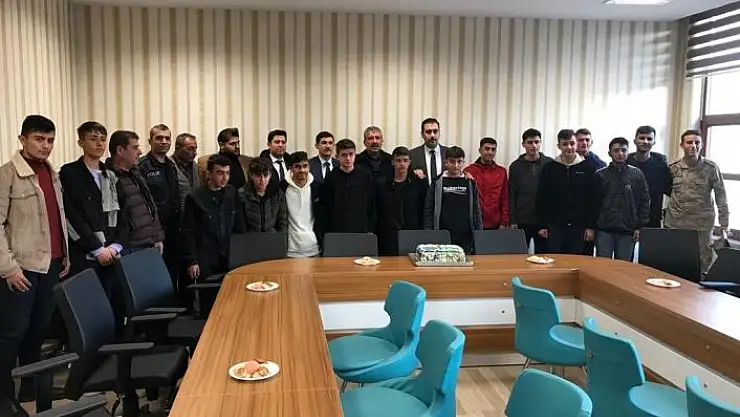 'Polisten sporculara pastalı kutlama'