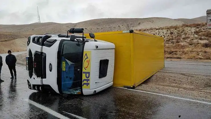 'PTT kargoya ait kamyon devrildi: 1 yaralı'