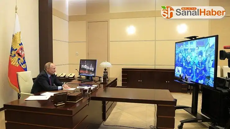 Putin, uzaydaki kozmonotlarla canlı bağlantı ile görüştü