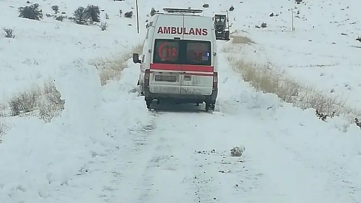 'Rahatsızlanan vatandaş, karla kaplı yolun açılmasıyla hastaneye ulaştırıldı'