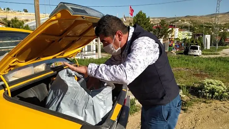 'Ramazan boyunca her gün kapı kapı gezip ekmek dağıttı'