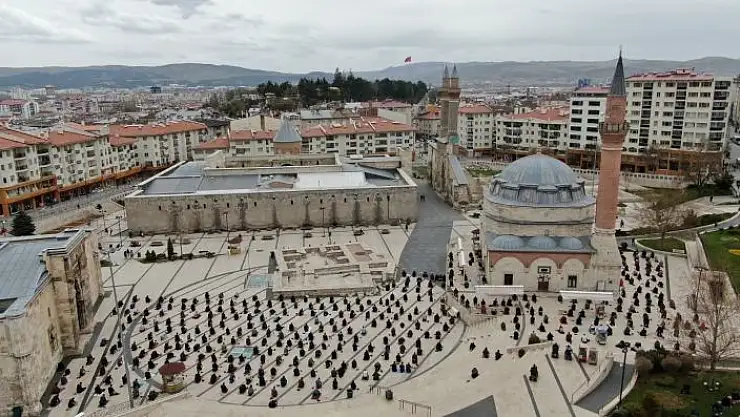 'Ramazan´ın ilk cuma namazında camilerde güzel görüntüler oluştu'